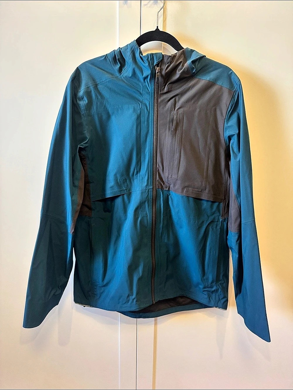 Lululemon men’s rain jacket
